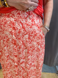 Korallmönstrad kjol med knappar