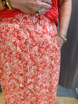 Korallmönstrad kjol med knappar