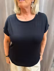 Svart topp med flätad detalj