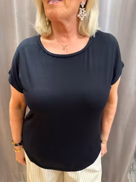 Svart topp med flätad detalj