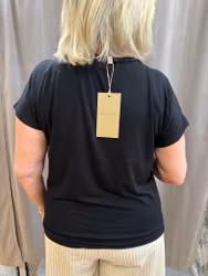 Svart topp med flätad detalj