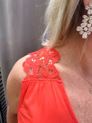 Vallmorött linne med spetsdetaljer