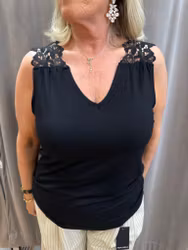 Svart linne med spetsdetalj