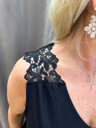 Svart linne med spetsdetalj