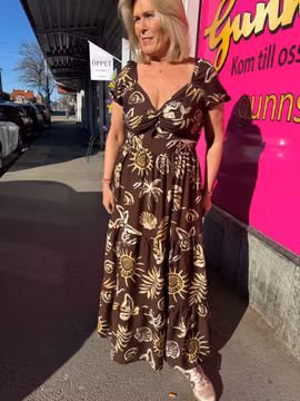 Brun mönstrad klänning