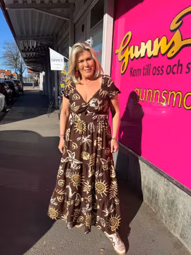 Brun mönstrad klänning