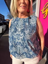 Mönstrat jeansblått linne med strass