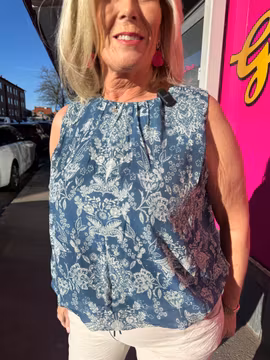 Mönstrat jeansblått linne med strass