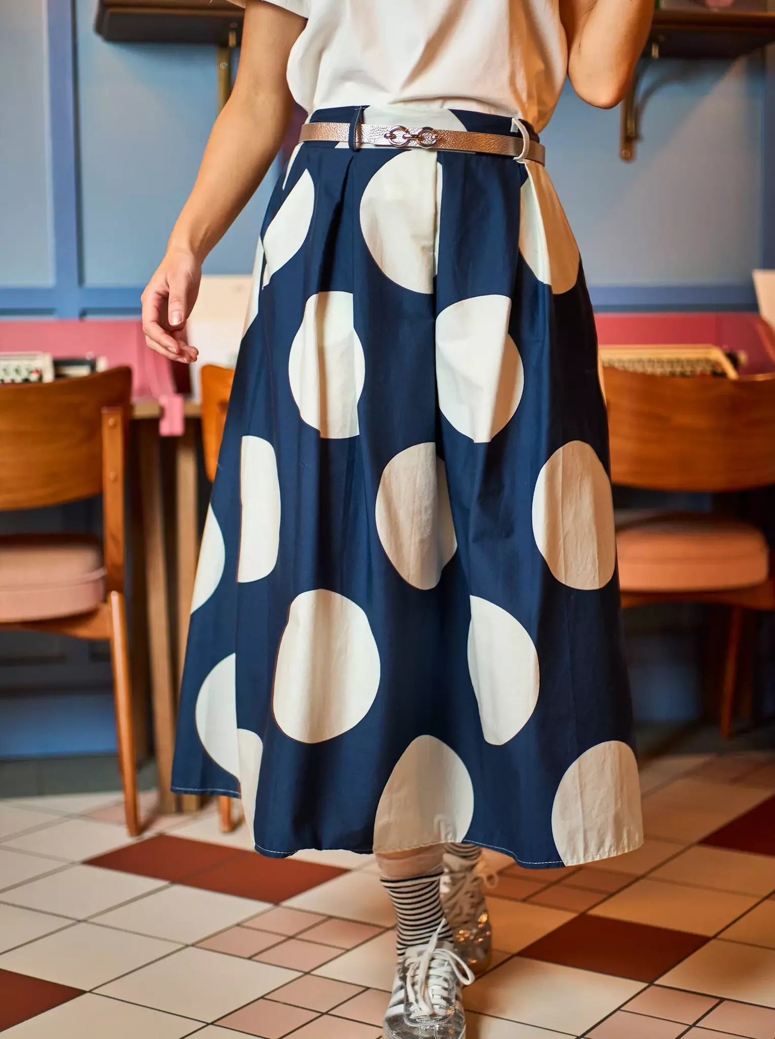 Blå kjol med stora vita prickar