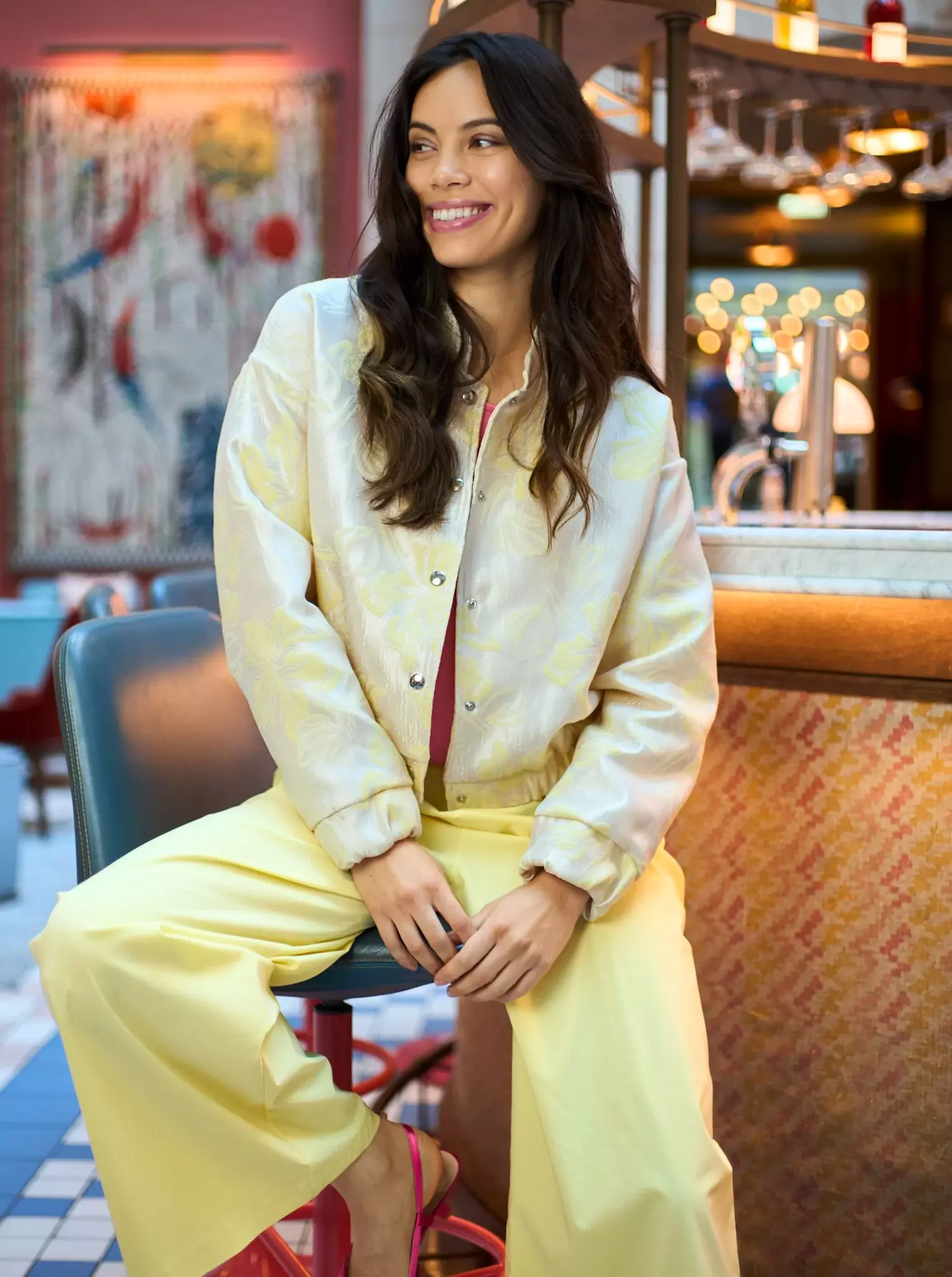 Ljusgul blommig bomberjacka