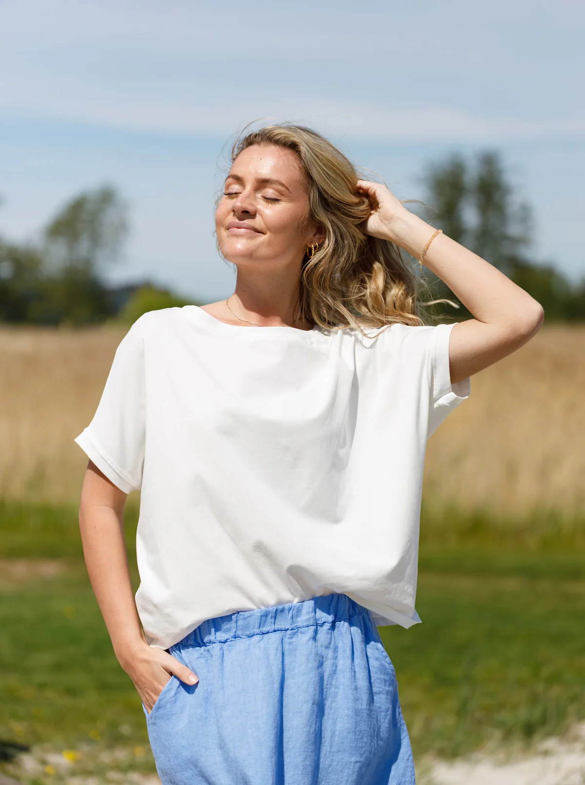 Off White T-shirt med lös passform och blommor