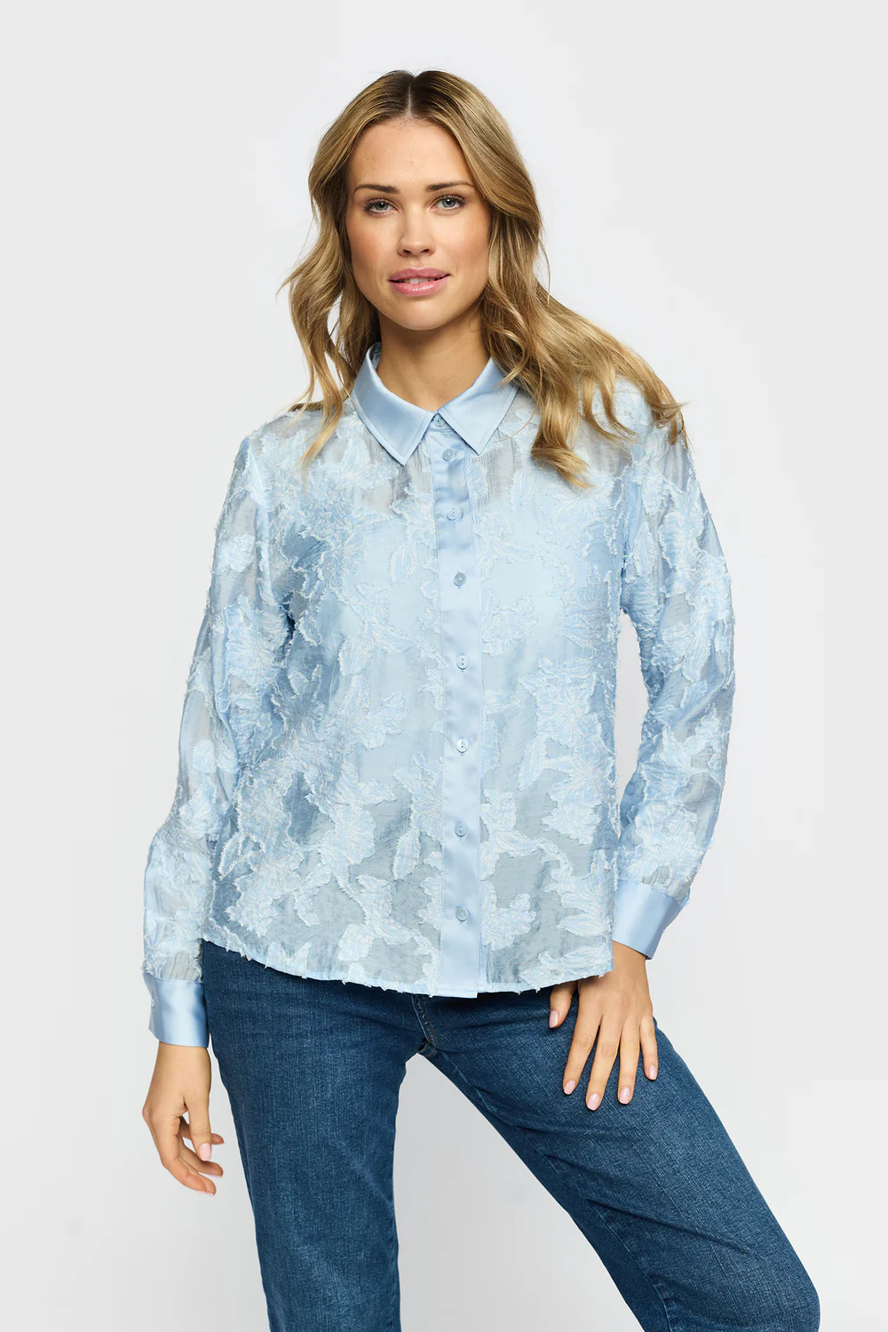 Brokadmönstrad ljusblå skjorta