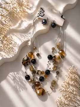 Halsband och örhängen beige och grå