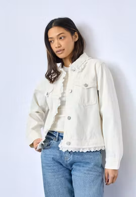 Vit jeansjacka med spetsdetaljer