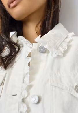 Vit jeansjacka med spetsdetaljer