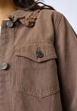 Brun jeansjacka med spetsdetaljer