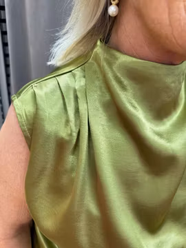Grön armlös topp i satin