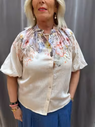 Blus med blommor och puffärm