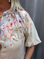 Blus med blommor och puffärm