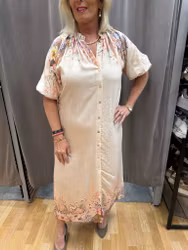 Genomknäppt klänning med blommor