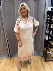 Genomknäppt klänning med blommor