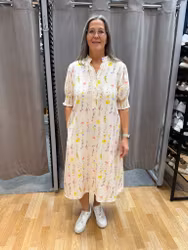 Cremevit klänning med små blommor