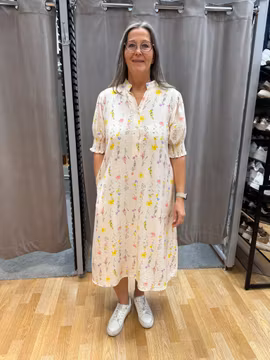 Cremevit klänning med små blommor