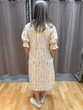 Cremevit klänning med små blommor