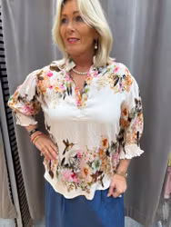 Mönstrad blus med blommor och fåglar