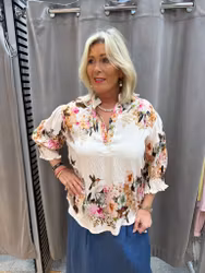 Mönstrad blus med blommor och fåglar