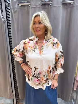 Mönstrad blus med blommor och fåglar