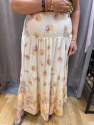 Varm beige kjol med smock