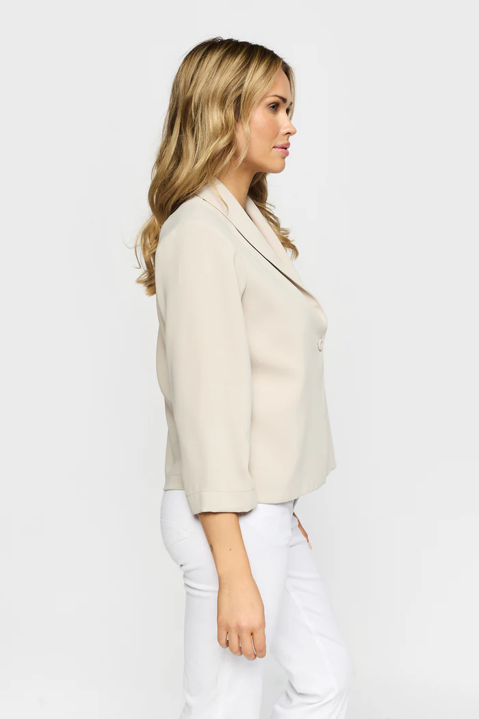 Kort beige kavaj med 3/4 ärm