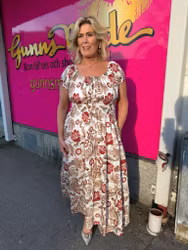 Cremevit maxiklänning med röda/bruna blommor