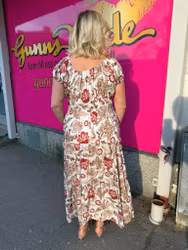 Cremevit maxiklänning med röda/bruna blommor