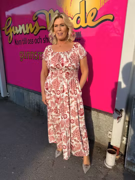 Cremevit maxiklänning med rosa blommor