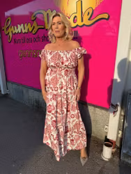 Cremevit maxiklänning med rosa blommor