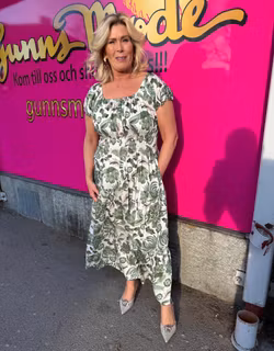 Cremevit maxiklänning med gröna blommor