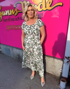 Cremevit maxiklänning med gröna blommor