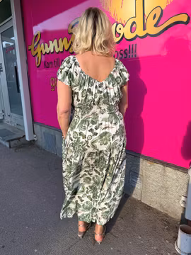 Cremevit maxiklänning med gröna blommor