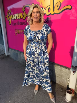 Cremevit maxiklänning med blå blommor