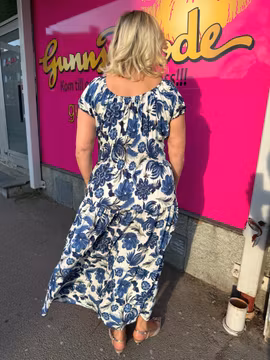 Cremevit maxiklänning med blå blommor