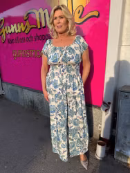 Cremevit maxiklänning med blå/gröna blommor