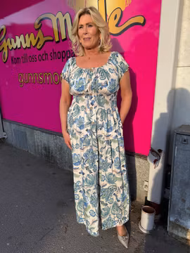 Cremevit maxiklänning med blå/gröna blommor