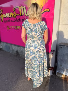Cremevit maxiklänning med blå/gröna blommor