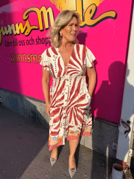 Cremevit midiklänning med rött mönster