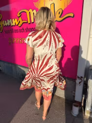 Cremevit midiklänning med rött mönster