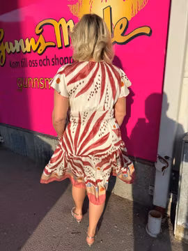 Cremevit midiklänning med rött mönster