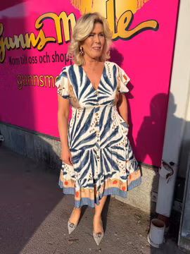 Cremevit midiklänning med jeansblått mönster