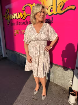 Cremevit kort klänning med beige/rosa mönster